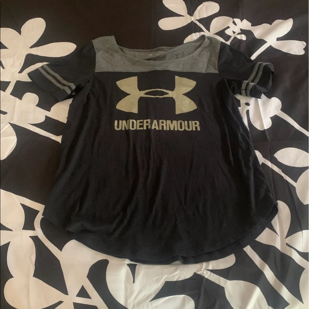 Size M womens loose fit Under Armour shirt